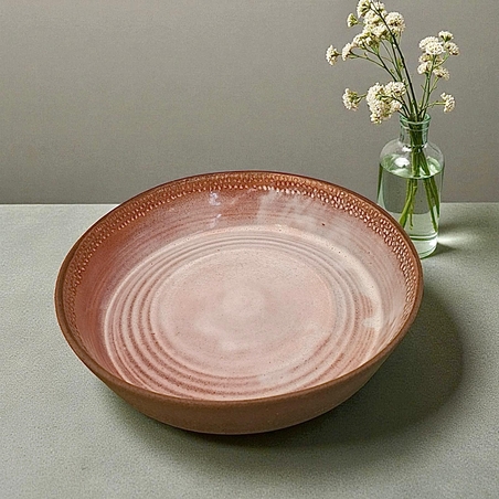 קערה ורדרדה מחימר בעבודת יד