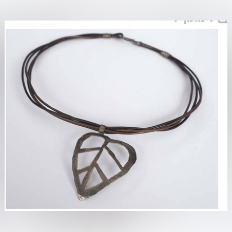 שרשרת עלה כסף על 4 כבלי עור בשני צבעים