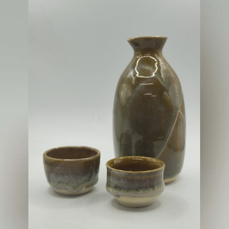 סט של בקבוק סאקה 