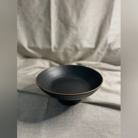 קערה גדולה על רגל שחור מט שפה אפורה