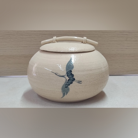 כלי יפני בעבודת יד עם מכסה וידית מעוצבת TSURU