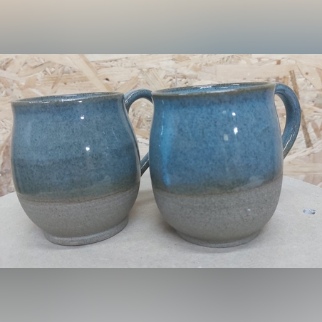 זוג ספלי חיבוק תכולים בעבודת אובניים