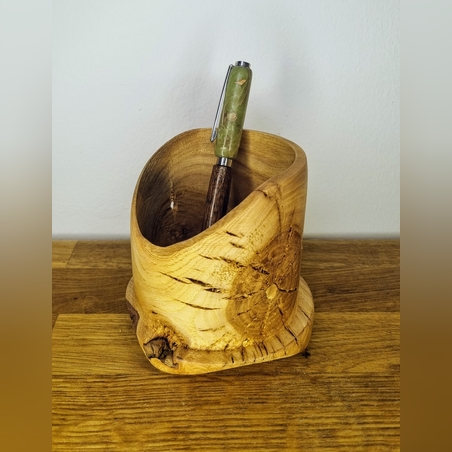 מעמד לכלי כתיבה מעץ בעבודת יד