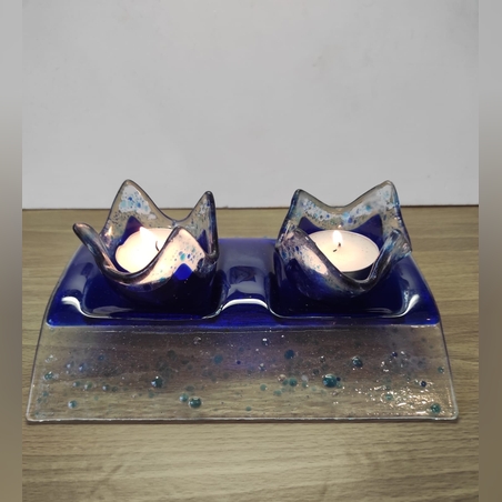 פמוטים מזכוכית על מעמד לשבת