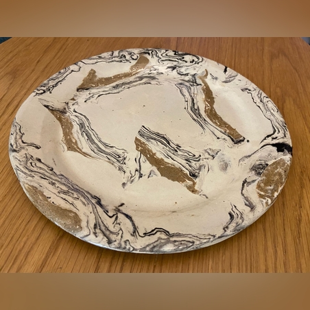 צלחת הגשה עגולה מקרמיקה בטכניקת נריקומי בעבודת יד