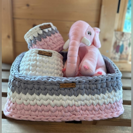 מארז לידה -סט סלסלות סרוגות בעבודת יד ופילון ורוד