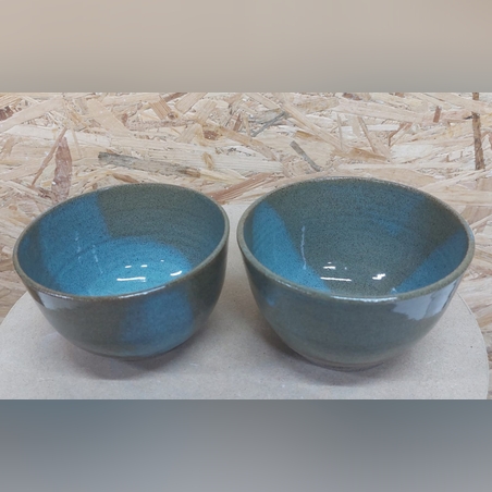 זוג קערות תכולות בעבודת אובניים