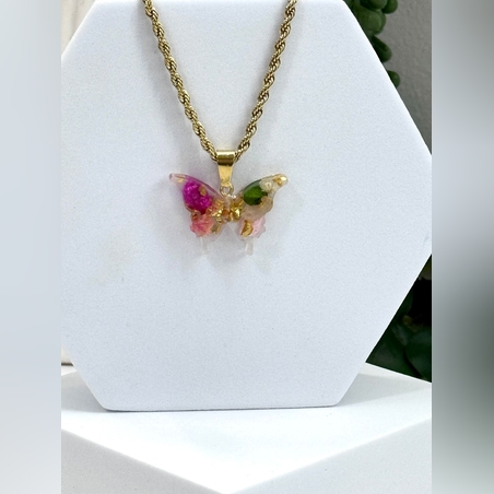 שרשרת עם תליון פרפר מפרחים מיובשים ושרף