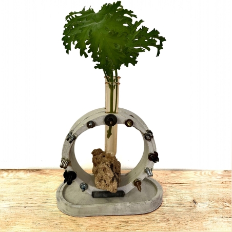 כלי דקורטיבי מבטון לבן ואפור בעבודת יד