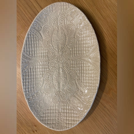 צלחת הגשה אובלית בדוגמת תחרה מקרמיקה בעבודת יד