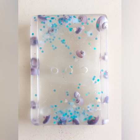 סבוניה בצורת מלבן עם קונכיות סגולות