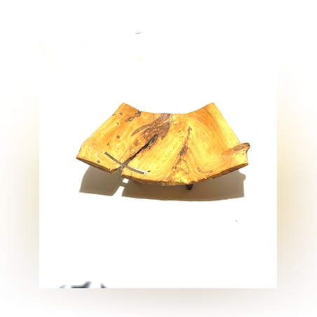 צלחת הגשה מגולפת בעבודת יד מעץ ברוש