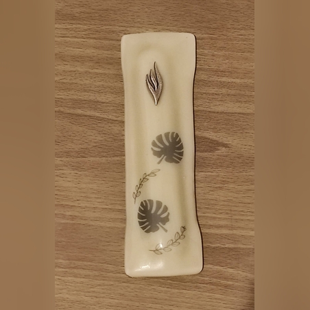 מזוזת זכוכית בצבע שנהב מעוטרת בעלים