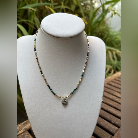 שרשרת חרוזים מוזהבים עם נגיעות ירוק ואדום צמודה לצוואר עם תליון לב