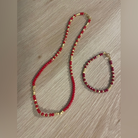 הקסם האדום- שרשרת וצמיד מחרוזים אדומים וזהובים