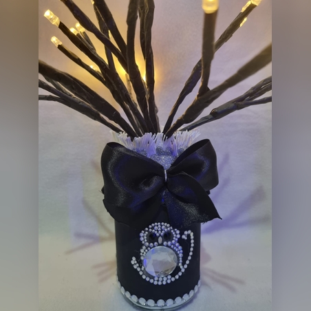 קישוט עם תמונת ינשוף וענפים נדלקים בעבודת יד