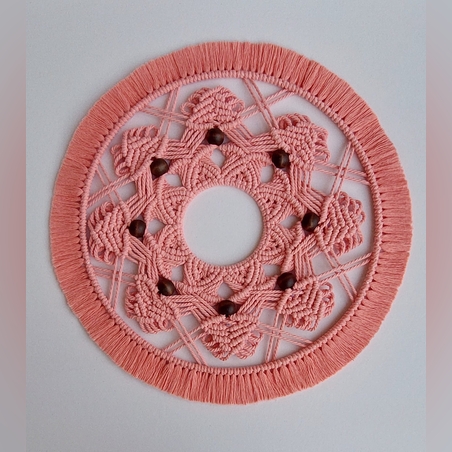 יצירת מקרמה בצורת מנדלה בעבודת יד בצבע פונץ׳