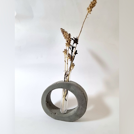 אגרטל בטון עם מבחנה וצמחים מיובשים