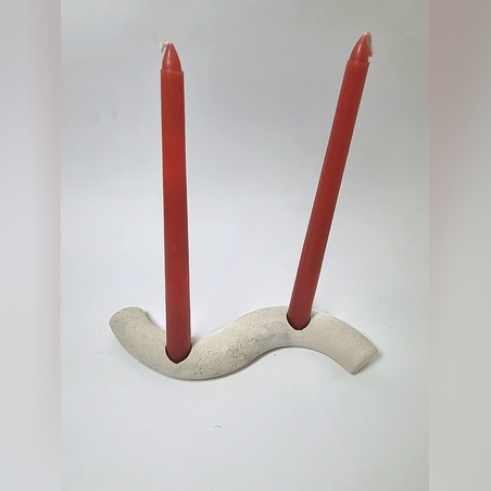 פמוט כפול מבטון מגיע עם הנרות