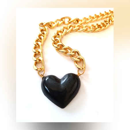 תליון לב שחור ושרשרת מוזהבת בעבודת יד