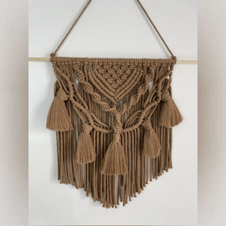 יצירת מקרמה לקיר בעבודת יד בצבע חום