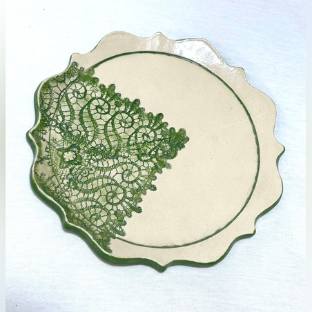 צלחת מעוצבת ומעוטרת בריקמה ירוקה בעבודת יד