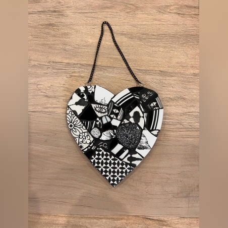 לב פסיפס שחור ולבן בעבודת יד