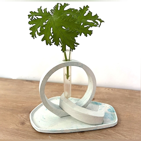 כלי דקורטיבי מבטון לבן בשילוב פיגמנט כחול עדין