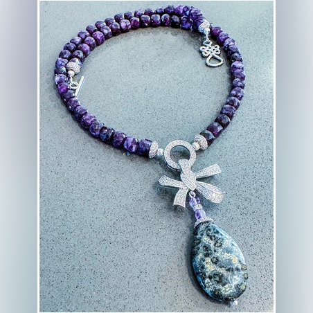 שרשרת פפיון מאבני חן בעבודת יד.