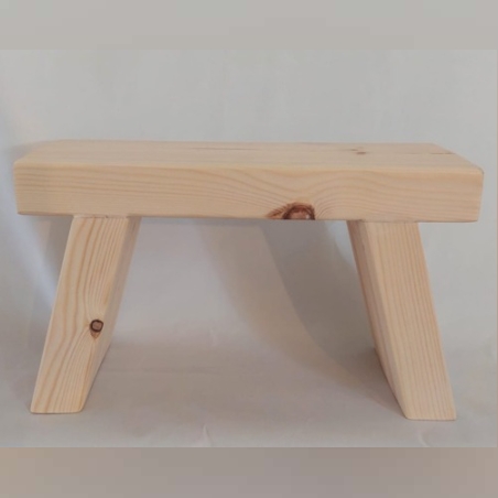 שרפרף עץ דקורטיבי עם רגלים אלכסוניות מעץ ממוחזר עבודת יד