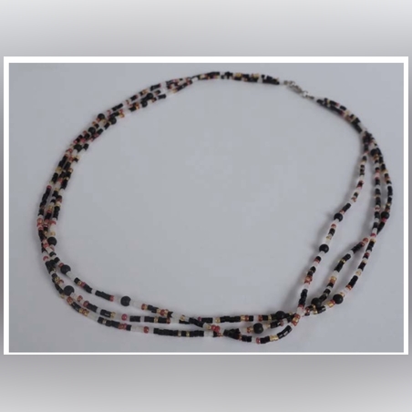 שרשרת 3 שורות אדום שחור לבן