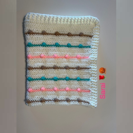 שמיכת עגלה יפיפיה לתינוק.ת לבן עם פסים תכלת ורוד וחום