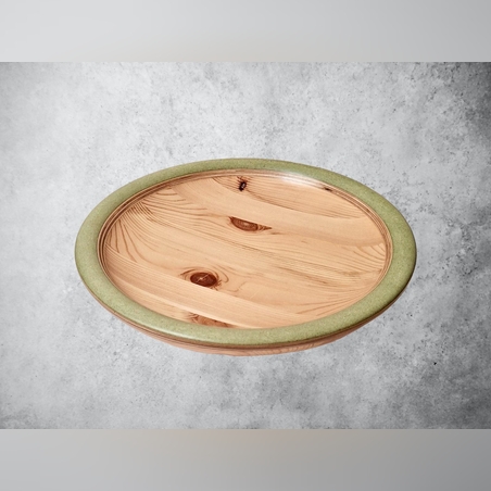 צלחת הגשה עגולה מעץ עם שוליים ירקרקים