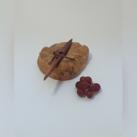 קיאק בתנועה מגולף מעץ בעבודת יד