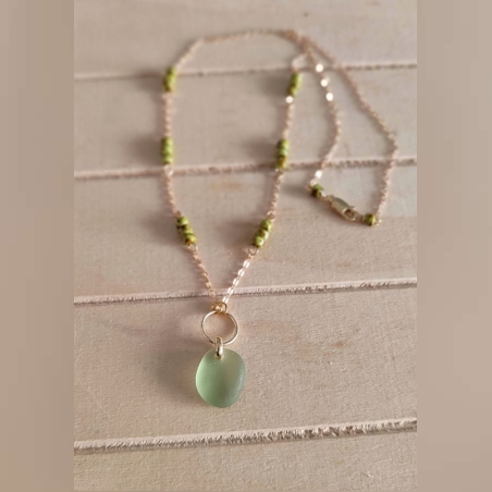 שרשרת עם תליון זכוכית ים וחרוזי זכוכית צ'כית