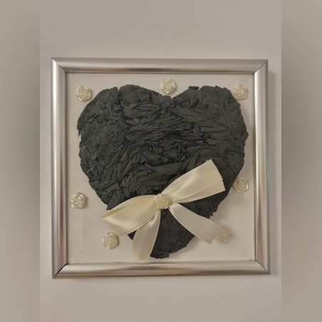 לב מנייר טישו על קנבס בעבודת יד