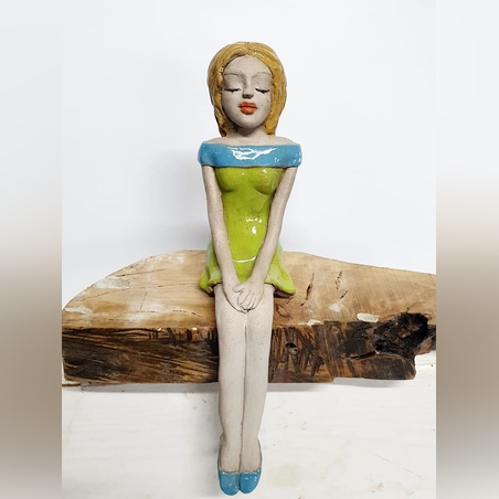 פסל אישה יושבת - 2