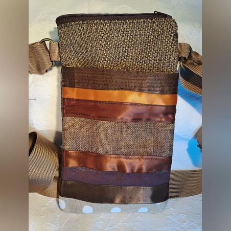 תיק מעוצב לטלפון נייד בגוונים חומים