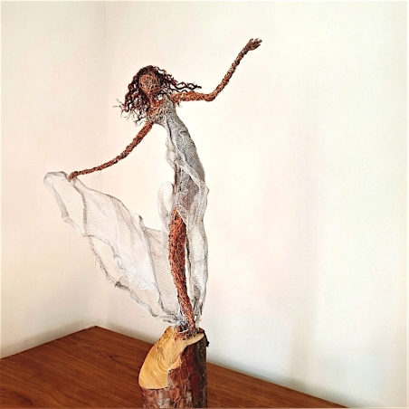 השמלה החדשה שלי- פסל מחוטי מתכת בעבודת יד