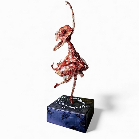 לרקוד-פסל מחוטי מתכת מעורבים ורשת בעבודת יד