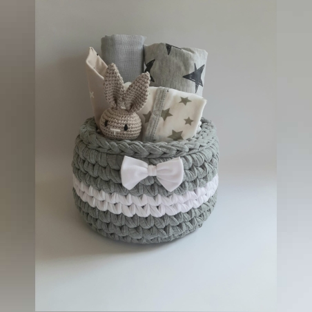 מארז לידה כוכבים בצבעים אפור לבן בסלסלה סרוגה