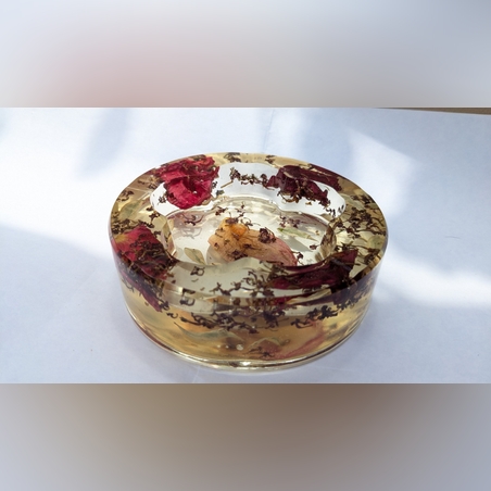 מאפרה מאפוקסי בצורת פרח עם ורדים ולנטנה