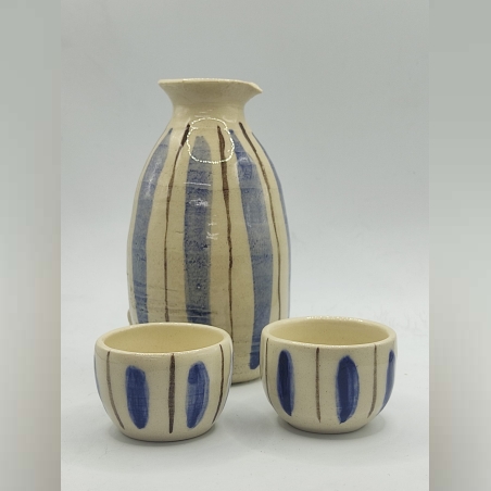 סט של בקבוק סאקה 