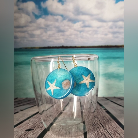 עגילים משובצים בצדפים