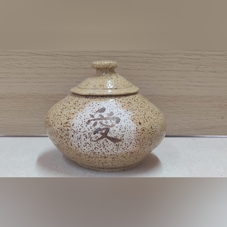 כלי יפני בעבודת יד עם מכסה 