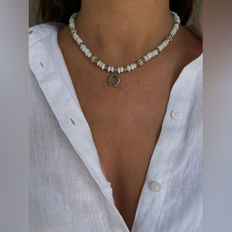 שרשרת חרוזים לבנים עם פרסה