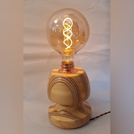 מנורת שולחן מעץ אורן מלא בעבודת יד