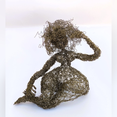 אישה יפה- פסל מחוטי מתכת בעבודת יד