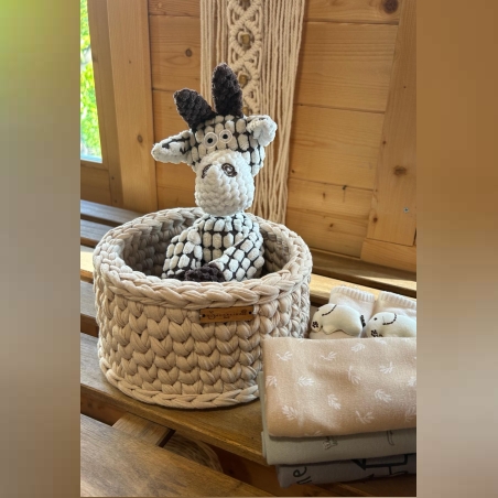 מארז לידה- סלסלה סרוגה, 3 חיתולי בד, גרביים ופרה מתוקה