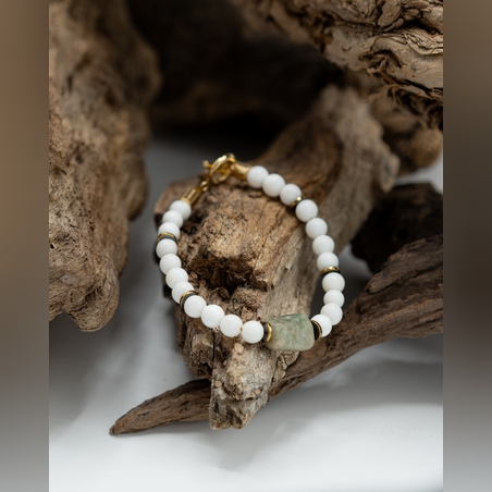 צמיד חופית- מחרוזי צדף לבנים ואבן ג'ייד ירוקה